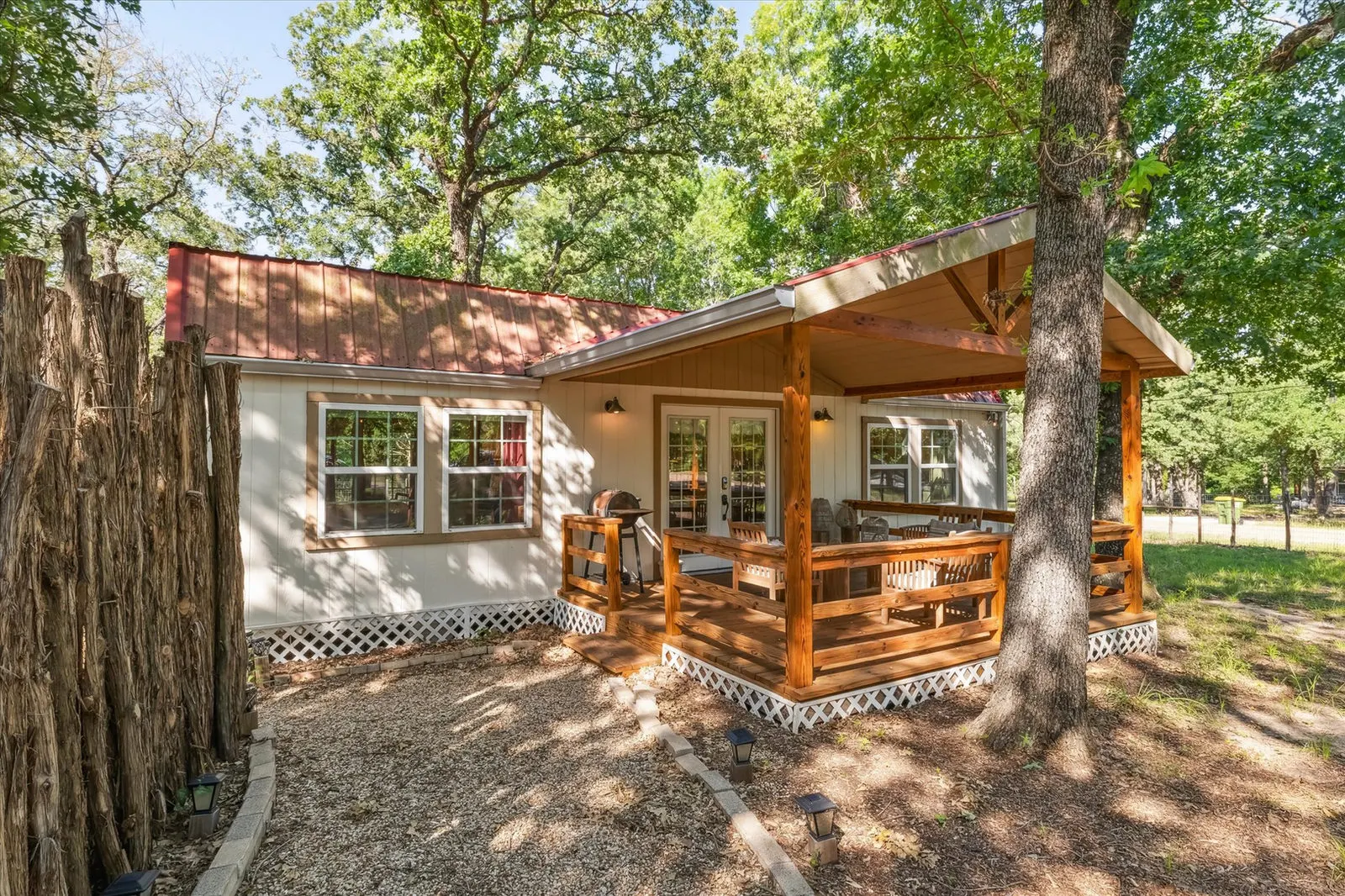 High-angle view of the well-kept outdoor area with ample space for recreation