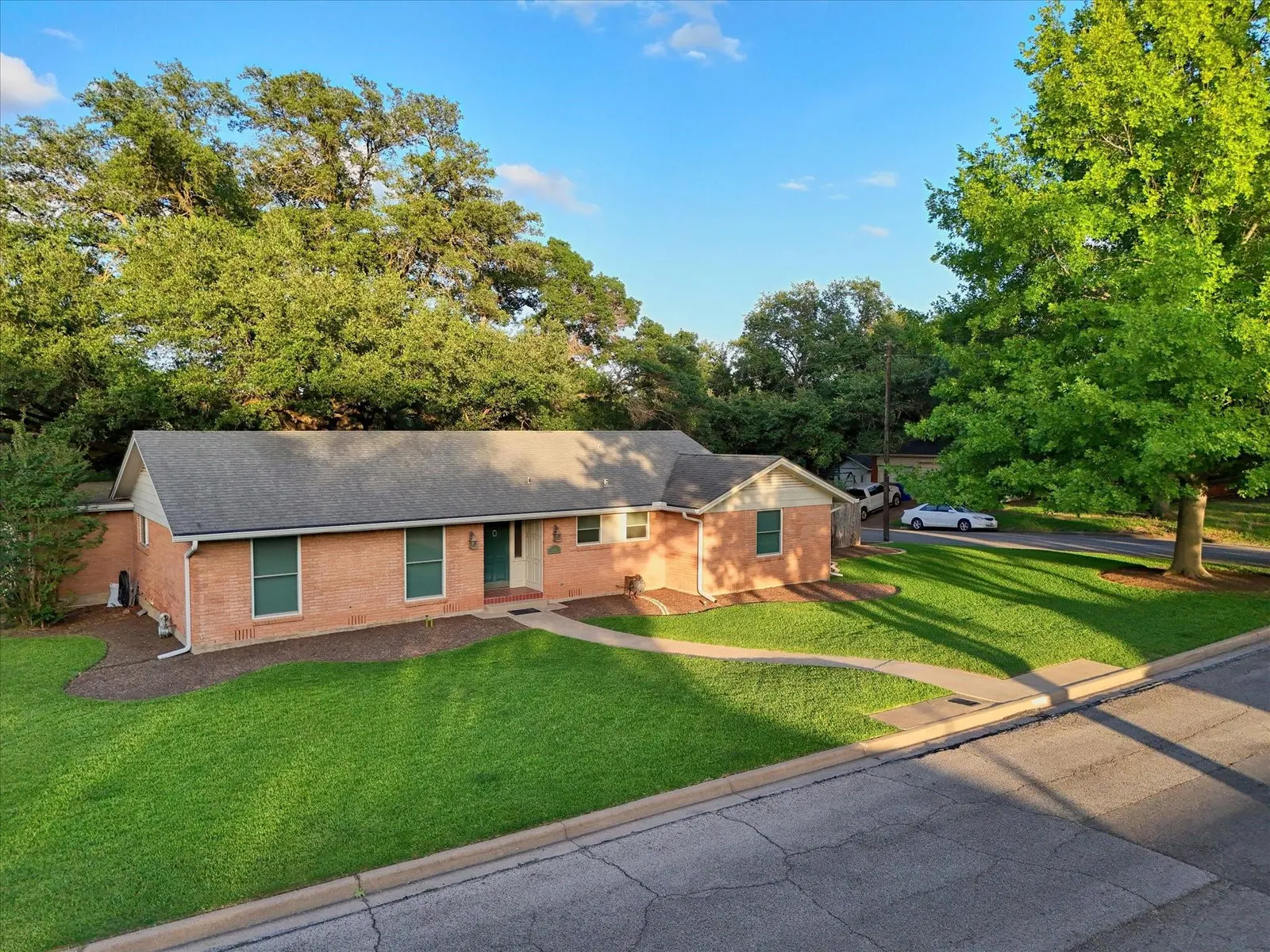 Your Dream Home: Immaculate 3-Bedroom Oasis with Beautiful Outdoor Living