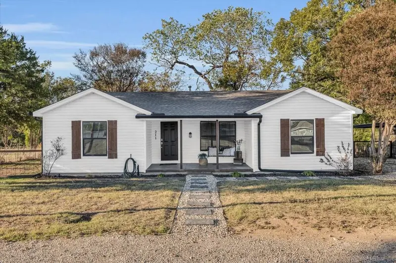 211 W Stegall Dr